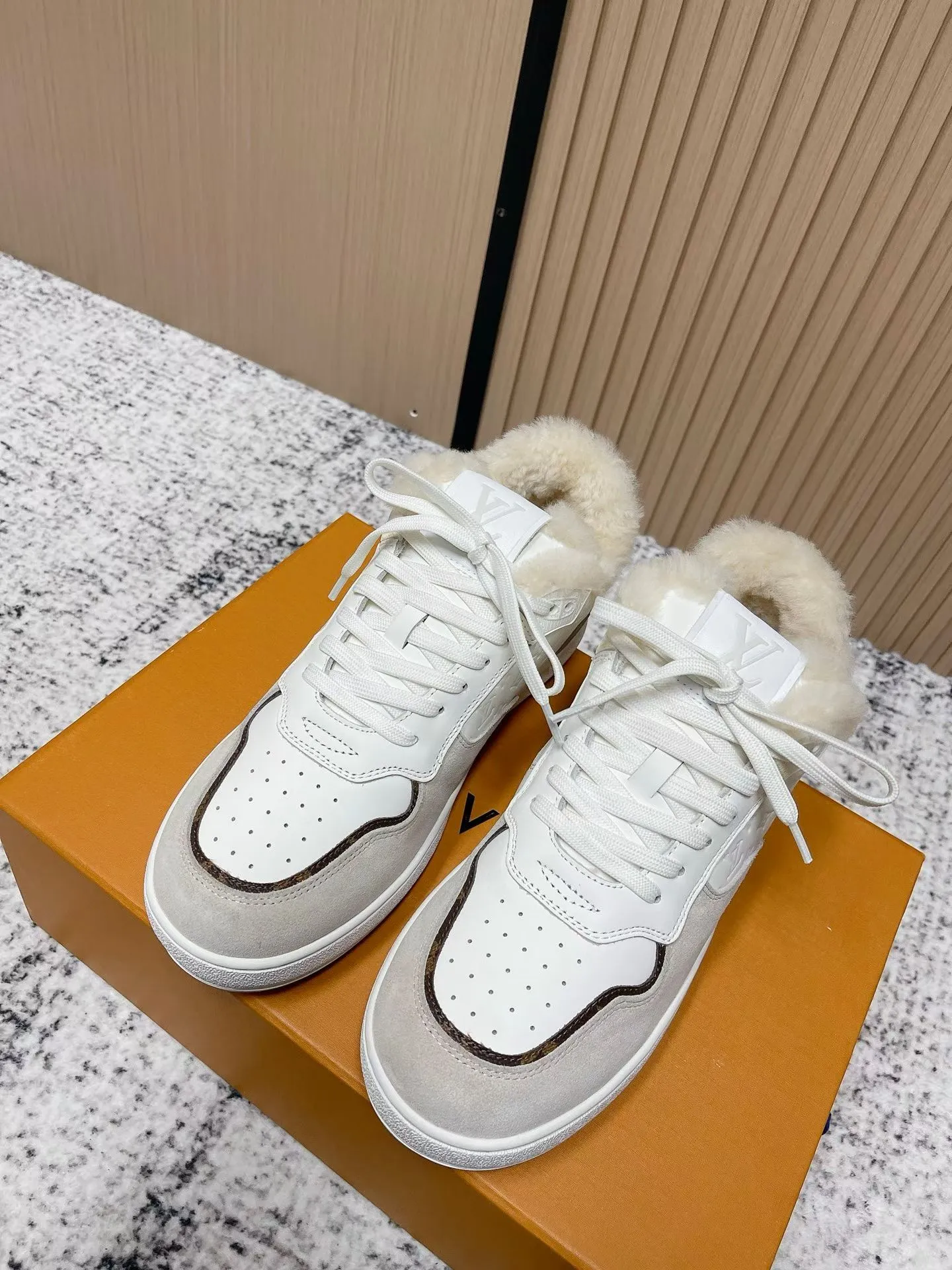 Men's shoes pP700! Top version Louis Vuiton Louis Vuitton sneakers casual shoes wool style‼ ️ LV Trainer sneakers are a classic idea inspired by retro basketball shoes by designer Virgil Abloh. This time, they are spliced ​​with smooth cow leather and Monogram embossed grained cow leather, and are embellished with Monogram flowers on the rubber outsole, reflecting a striking jump in one color! Fabric: Original imported first-layer cowhide Lining: Warm wool lining Bottom thickness: about 3cm Size: 35-41